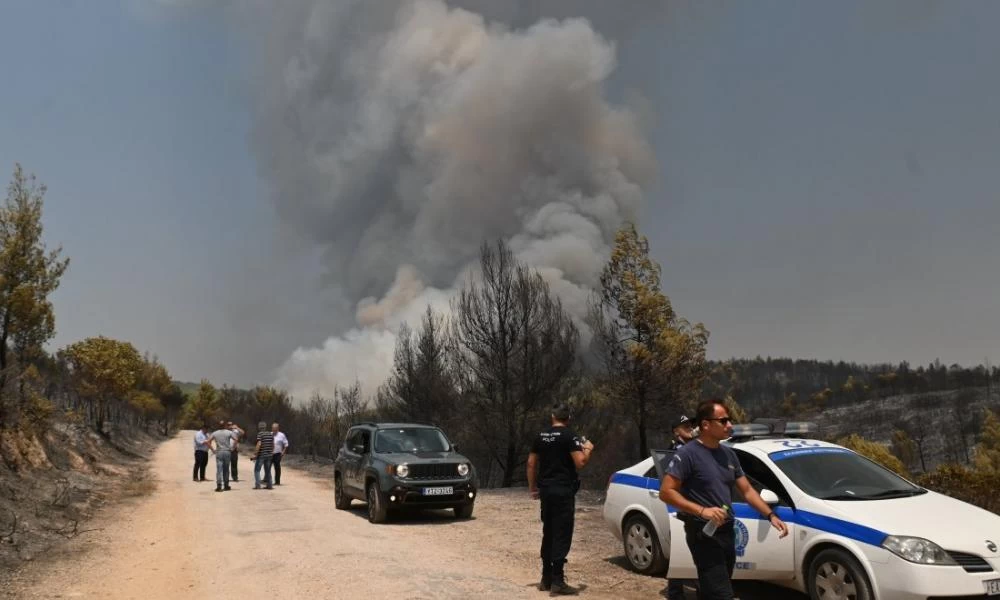 Φωτιά στη Βαρυμπόμπη - Φλόγες μέσα στα πρώην βασιλικά κτήματα!